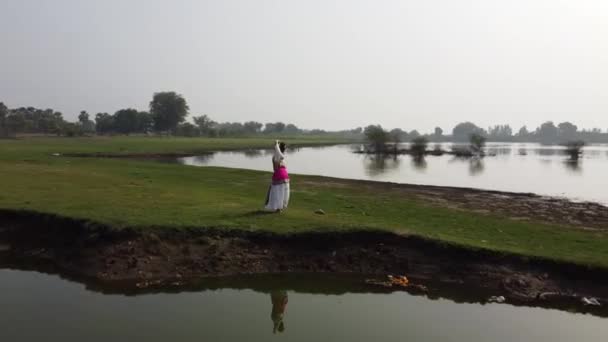 Bharatnatyam Dancer Displaying Classical Bharatnatyam Pose Nature Vadatalav Lake Pavagadh — Wideo stockowe