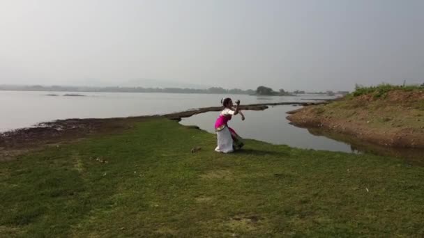 Бхаратнатьям Танцор Демонстрирующий Классическую Позу Бхаратнатьям Природе Озера Вадаталав Павагад — стоковое видео