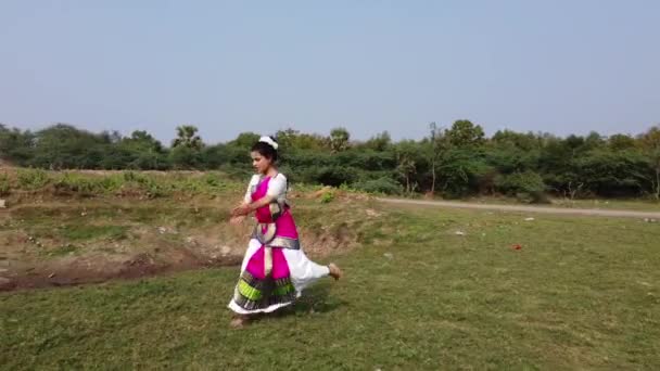 Ballerino Bharatnatyam Che Mostra Una Posa Classica Bharatnatyam Nella Natura — Video Stock