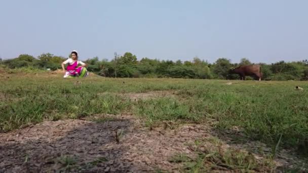 Bharatnatyam Dancer Displaying Classical Bharatnatyam Pose Nature Vadatalav Lake Pavagadh — Vídeo de stock