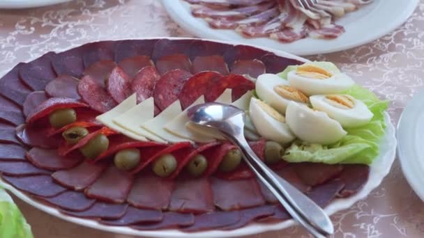 Tray Cured Meat Products Eggs Chees Olives Lettuce Leaves — Stockvideo