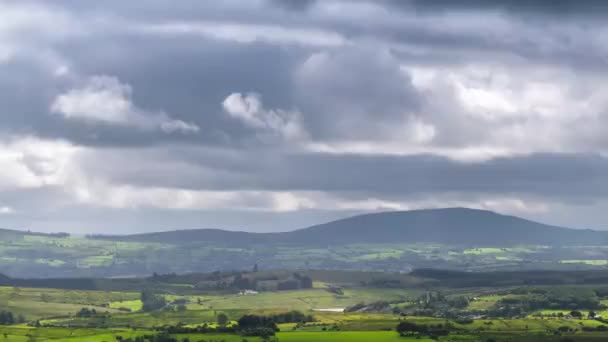 Rlanda Bulutlu Bir Günde Çimen Tarlaları Tepelerle Kırsal Alanlarda Zaman — Stok video
