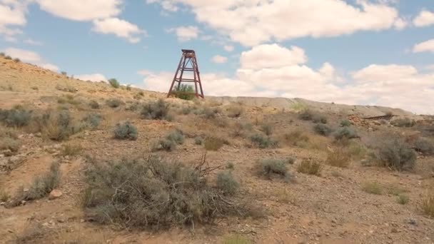 Przechodząc Obok Starego Opuszczonego Szybu Kopalnianego Pustkowiu Australii — Wideo stockowe