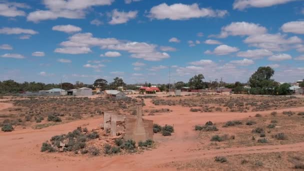 Terbang Atas Bangunan Yang Ditinggalkan Dekat Silverton Pedalaman Australia — Stok Video
