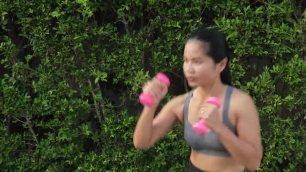 Thai Woman Punching Pink Dumbbells Outdoor Exercise Medium Shot — Wideo stockowe