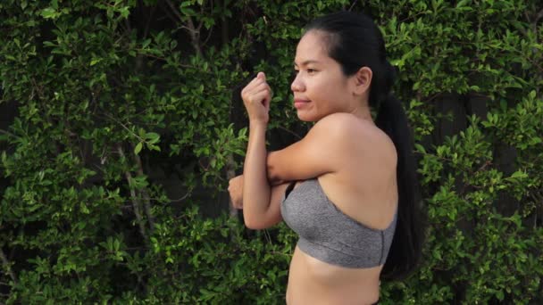 Thai Woman Woman Exercising Doing Cross Arm Triceps Stretch Medium — Vídeo de stock