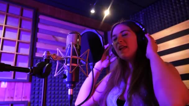 Beautiful Woman Singing Microphone Studio Slow Motion — Stockvideo