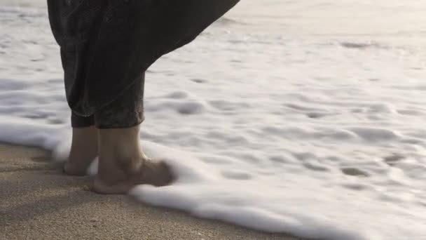 Close Foamy Sea Waves Splashing Female Feet Beach Woman Legs — 图库视频影像