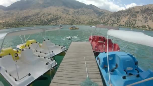 Pov Lake Kournas Pier Pedal Boats Canoes Holiday Sport Concept — 图库视频影像