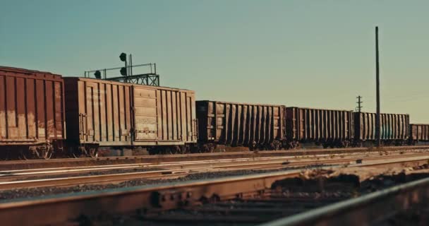 Вантажівки Вантажного Поїзда Прибувають Зупинку Порожній Промисловій Міській Залізничній Верфі — стокове відео