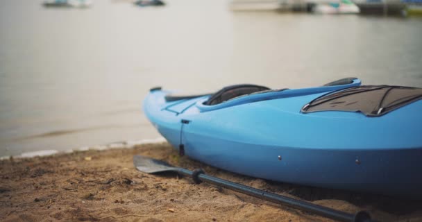 Empty Kayak Paddle Sit Beached Sandy Beach Shore Calm Lake — Stockvideo