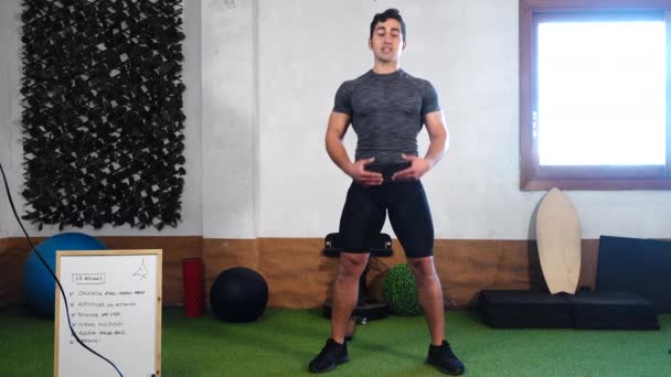 Benen Strekken Online Klasse Met Personal Trainer — Stockvideo