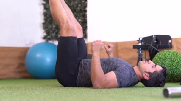 Muscular Trainer Correctly Performing Oblique Abdominals Variant Gym Grass Floor — ストック動画