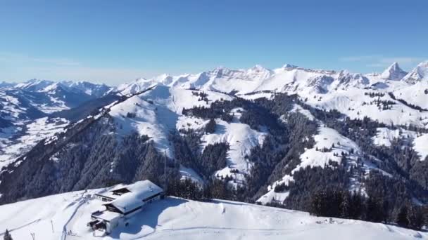Horská Chata Sněhu Před Mnoha Lesy Působivými Švýcarskými Alpami — Stock video