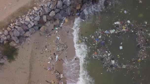 Загрязненная Океаническая Вода Обломками Плавучими Отходами Грязный Пляж Районге Таиланд — стоковое видео