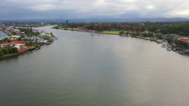 Peaefully Flying Main Canal Cloudy Day Surfers Paradise Queensland Austrlia — Vídeos de Stock