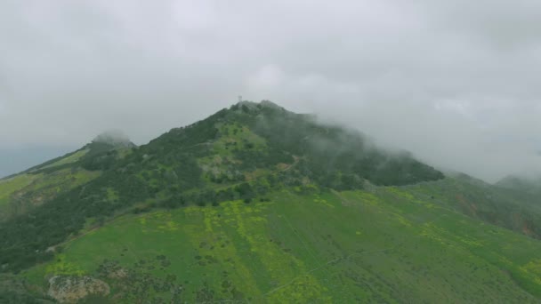 Nuvens Sobre Pico Facho Paisagem Circundante Panning Aéreo — Vídeo de Stock