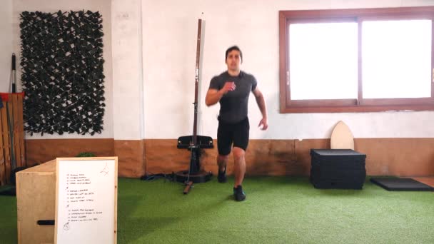 Trainer Performing Exercise Routine Online Class Stride Front Back — Stockvideo