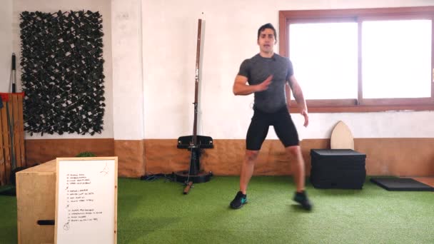 Trainer Performing Side Lunges Training Routine Internet — Stock video