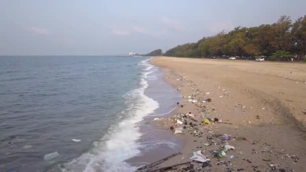 Tranquil Beach Rayong Thailand Polluted Garbage Low Aerial — Vídeos de Stock