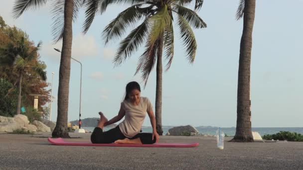 Young Beautiful Woman Doing Mermaid Yoga Pose Early Morning Beach — Stockvideo