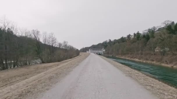 Riding Bike Drivers View Next Bavarian Isar River Passing Weir — Stok Video