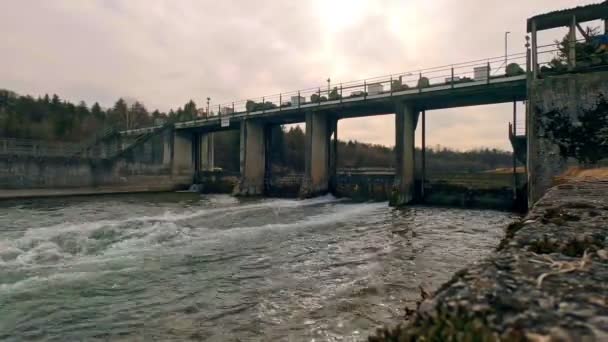 Timelapse Weir Fast Flowing Water Low Perspective Bright Sun While — Vídeo de stock