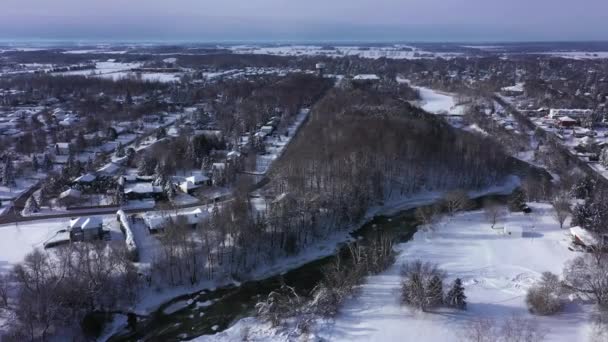 Μικρό Χωριό Όμορφο Χιόνι Χειμώνα Και Ρεύμα Τρέχει Μέσα Από — Αρχείο Βίντεο