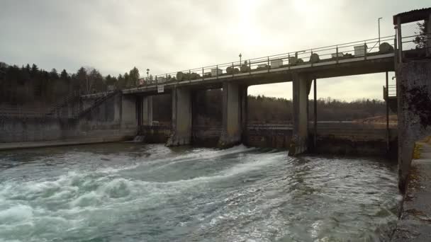Ρευστό Νερό Που Προέρχεται Από Ένα Φράγμα Weir Επιταχύνει Σκηνή — Αρχείο Βίντεο
