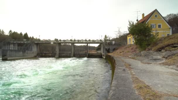 Αφρίζον Νερό Πίσω Από Ένα Working Weir Φαινόμενο Ράμπα Ταχύτητας — Αρχείο Βίντεο