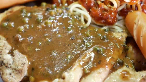 Close Riprese Carne Bovina Pesce Fritto Salsicce Condite Con Sugo — Video Stock
