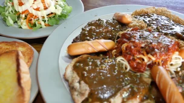 Imágenes Cerca Del Filete Combinado Incluido Carne Res Pescado Frito — Vídeos de Stock