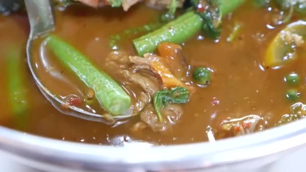 Close Footage Hot Spicy Beef Clear Soup Curry Kang Paa — 图库视频影像