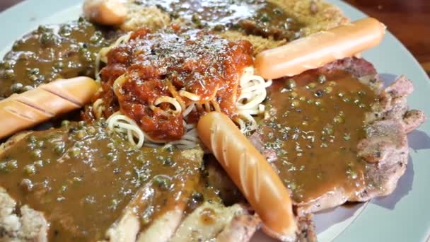 Close Riprese Carne Bovina Pesce Fritto Salsicce Condite Con Sugo — Video Stock