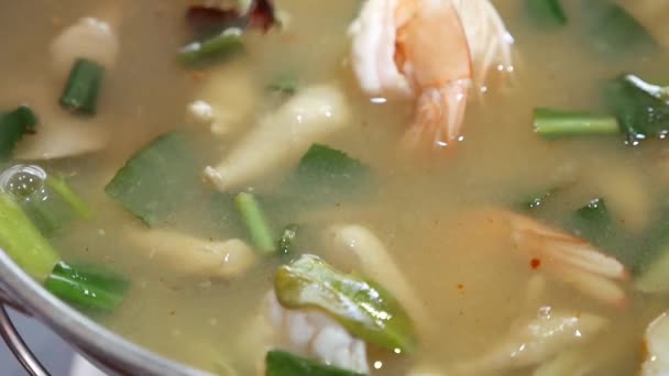 Close Footage Thai Style Clear Tom Yum Kung Soup Spicy — Stockvideo