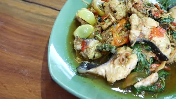 Close Footage Thai Hot Spicy Stir Fried Cat Fish Herbs — Video Stock