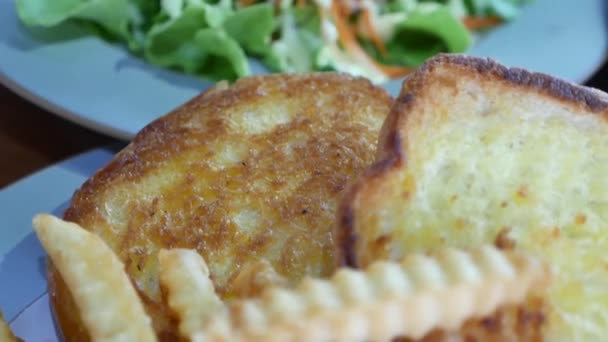 Fermer Images Frites Pain Grillé Avec Salade Mélangée Arrière Plan — Video