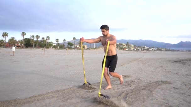 Allenamento Metabolico Spiaggia Con Uomo Muscoloso Fare Torace Variante Gomma — Video Stock