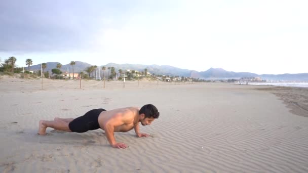 Homem Fazendo Exercícios Funcionais Chão Areia Praia Câmera Lenta — Vídeo de Stock