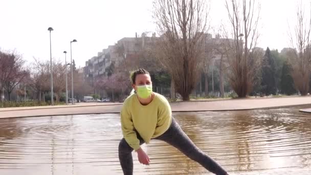Athlete Woman Doing Stretching Park Running Nice Fountain — Vídeos de Stock