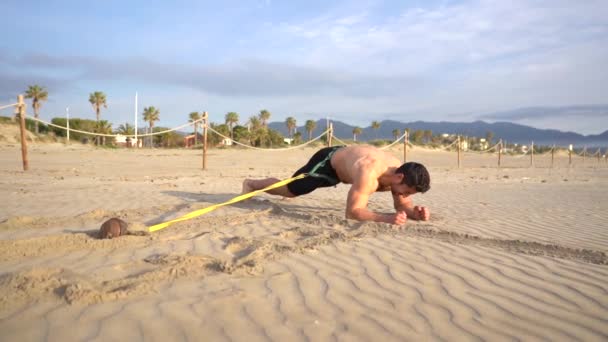 Shirtless Muscular Guy Doing Planks Elbows Crawling Sand — Stockvideo
