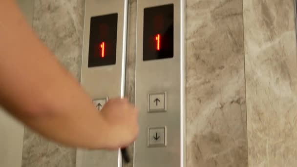 Vrouw Hand Duwen Lift Knop Met Behulp Van Sleutel Tijdens — Stockvideo