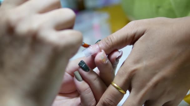 Vrouw Getting Gel Nagels Uitbreiding Door Schoonheidsspecialiste — Stockvideo