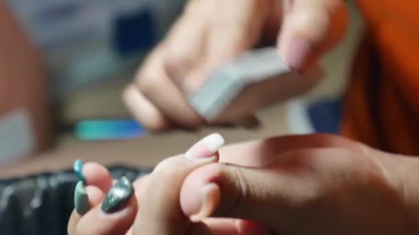 Mujer Haciendo Propia Manicura Mediante Uso Lima Uñas Otros Equipos — Vídeos de Stock