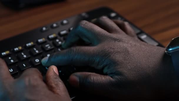 Africano Homem Americano Digitando Teclado Computador — Vídeo de Stock