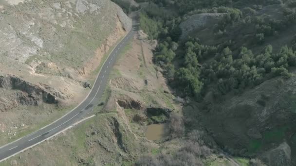 Inclinação Aérea Para Frente Sobre Estrada Vazia Que Atravessa Vale — Vídeo de Stock