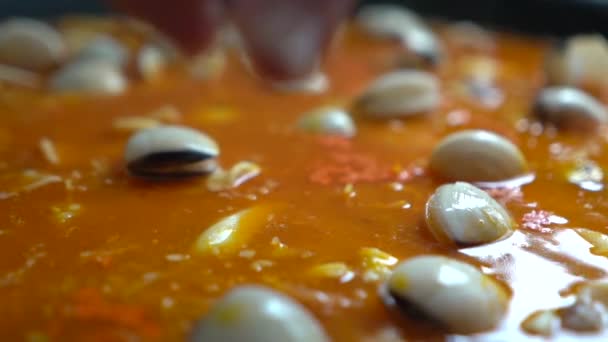 Clams Boiling Fish Broth Saffron Fideua — Vídeo de Stock