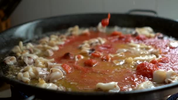 Adding Crushed Tomato Fry Preparation Fideua Paellon Typical Spanish Food — Αρχείο Βίντεο