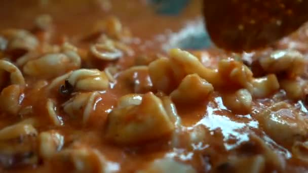 Fazendo Molho Com Ingredientes Tomate Fideua Paellon Com Uma Cozinha — Vídeo de Stock