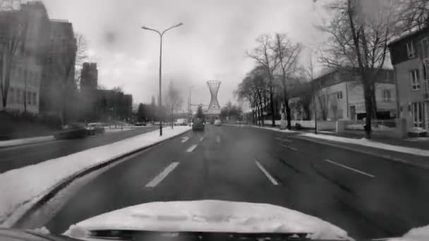 Driving Stopping Car Munich Traffic Light Next Steel Cylindrical Building — Vídeos de Stock